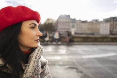 Paris sokaklarında yürüyen bereli güzel bir kadın. Turist, gezgin. -