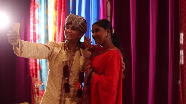 英俊潇洒的印第安夫妇自拍情人节 — 图库视频影像