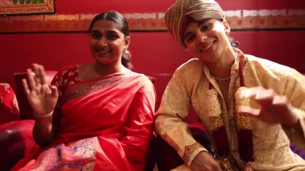 ハンサム幸せなインドのカップル 伝統的な服 バレンタインの日 — ストック動画