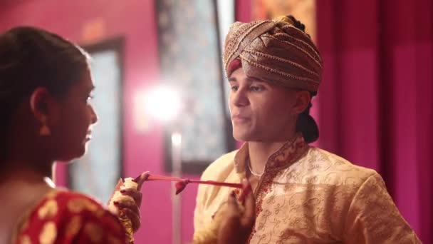 Індійська Пара Одягає Традиційний Одяг — стокове відео