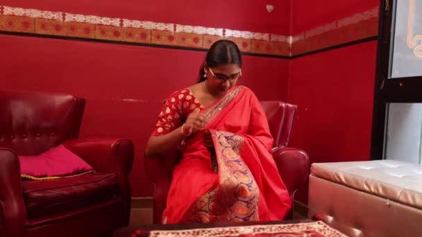 伝統的な服を着ているかなり若いインドの女性の肖像画 — ストック動画