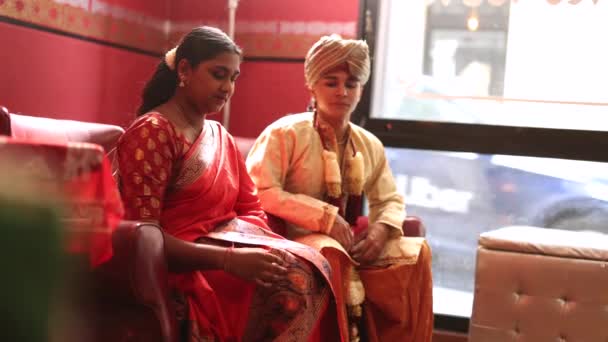穿着传统服装的印度年轻夫妇坐在沙发上聊天 — 图库视频影像