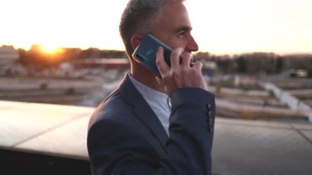Hombre Negocios Fuera Oficina Teniendo Una Conversación Telefónica Haciendo Citas — Vídeos de Stock