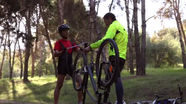 Pareja Amigos Mayores Arreglar Bicicleta Montaña Medio Del Bosque Hombres — Vídeo de stock