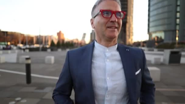 Pengusaha Dengan Kacamata Berjalan Jalan Kota Terburu Buru Karena Terlambat — Stok Video