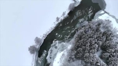 Norveç 'teki donmuş bir nehrin insansız hava aracı görüntüsü.