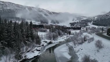Norveç 'te bir köyde, donmuş bir nehrin insansız hava aracı ile çekilmiş bir video kaydı.