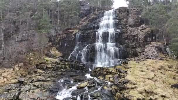Verschneiter Norwegischer Wasserfall Mit Drohne Aufgenommen — Stockvideo