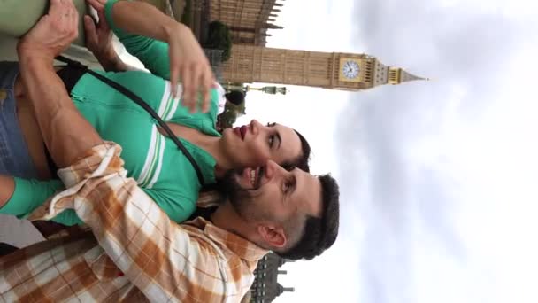 Para Miłośników Zwiedzania Londynu Odwiedzających Big Bena Podczas Ich Wycieczki — Wideo stockowe