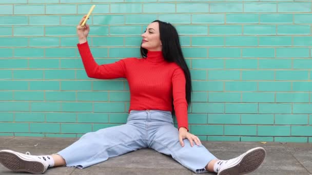 Mladá Dospělá Žena Červeném Svetru Odpočívající Podlaze Při Focení Selfie — Stock video