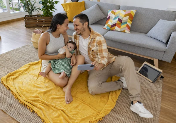 Vista Cima Uma Família Latina Sorridente Sentada Chão Sua Sala Imagem De Stock