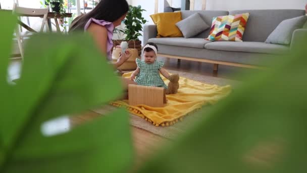 Latinská Americká Matka Svou Dcerou Obývacím Pokoji Hrát Spolu — Stock video