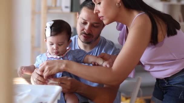 Lateinische Familie Die Sich Ihr Baby Sorgt Hat Einen Online — Stockvideo