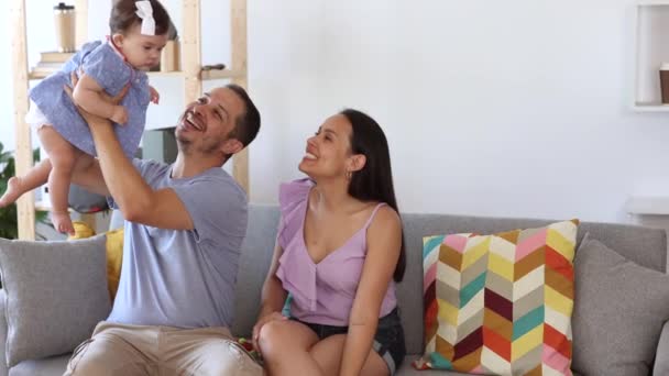 Famille Latine Installé Sur Canapé Dans Leur Salon Pendant Ils — Video