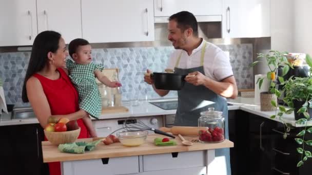 사이의 남편이 요리하는 아내는 그녀의 아기와 — 비디오