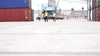 Endüstriyel Konteyner Yard 'daki bir grup mühendis limanda yürüyor.