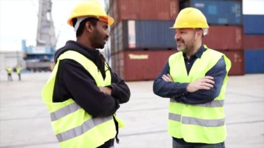 Teslimat limanında yetenekli bir Hintli işçi. Meslektaşıyla sohbet ediyor.