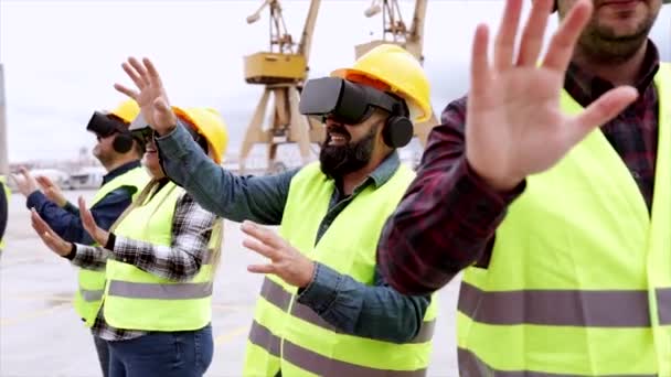 一群同事 他们在港口从事送货工作 他们带着虚拟现实眼镜玩得很开心 — 图库视频影像