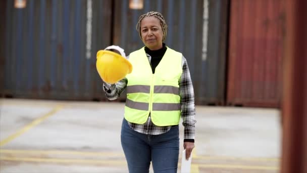 Uśmiechnięty Portret Afrykańskiej Kobiety Inżynier Przemysłowy Kamizelce Bezpieczeństwa Zakładającej Kask — Wideo stockowe