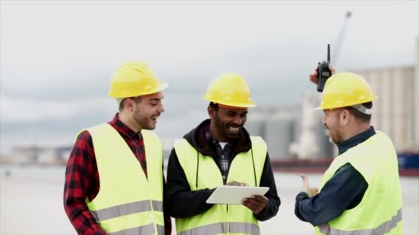 Grupo Multirracial Homens Que Trabalham Porto Com Seus Walkie Talkies — Vídeo de Stock