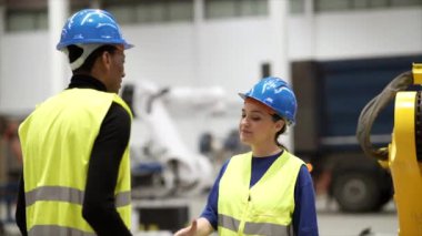 Çok ırklı iş arkadaşları farklı yaşlarda mühendisler, fabrikada çalışan çok nesilli mühendisler.