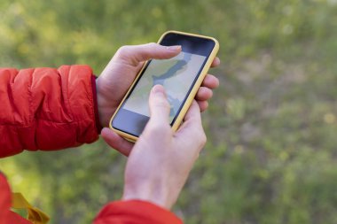 Akıllı telefon haritalı erkek eli doğa yürüyüşü uygulaması