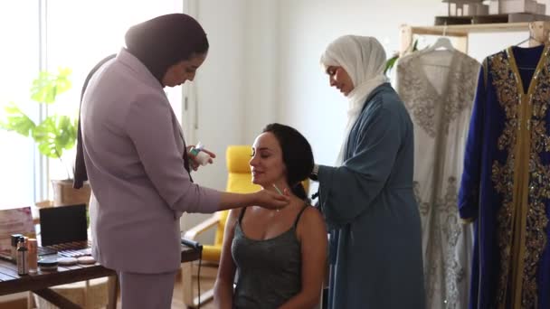 Arap Kadınlarının Tesettürlü Düğün Elbiseleri Makyajlı Küçük Işletmeleri — Stok video