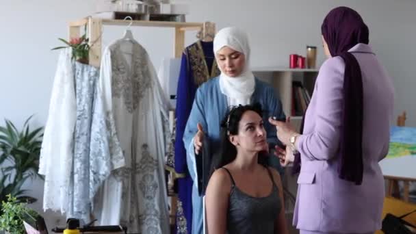 Арабские Стилисты Хиджабом Делают Прическу Макияж Модели — стоковое видео