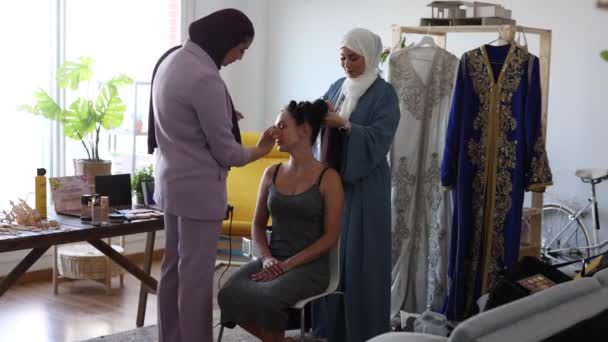 Μουσουλμάνες Γυναίκες Επαγγελματίες Μακιγιέρ Ένα Μοντέλο Μικρές Επιχειρήσεις Επιχειρηματίες Influencers — Αρχείο Βίντεο