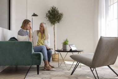 Terapi ve psikoloğun desteğiyle travma sonrası stres bozukluğu ve akıl sağlığı hakkında konuşuyoruz. Psikolojik destek kavramı