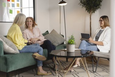 Psikoterapi gören lezbiyen çift terapisi.