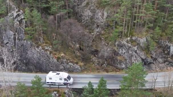 Video Drone Mobile Home Norwegian Road — стоковое видео