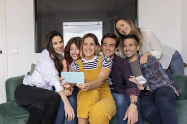 Dairelerine yaptıkları ziyareti hatırlamak için akıllı telefonlarıyla selfie çeken arkadaşlarıyla buluşuyorlar.
