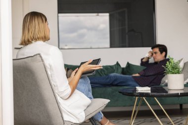 Analiz yaparken kanepede yatan hastasıyla çalışan bir psikolog.