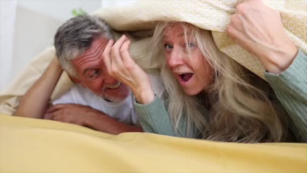 Yaşlı Çift Battaniyenin Altına Kıvrılıp Eğleniyor — Stok video