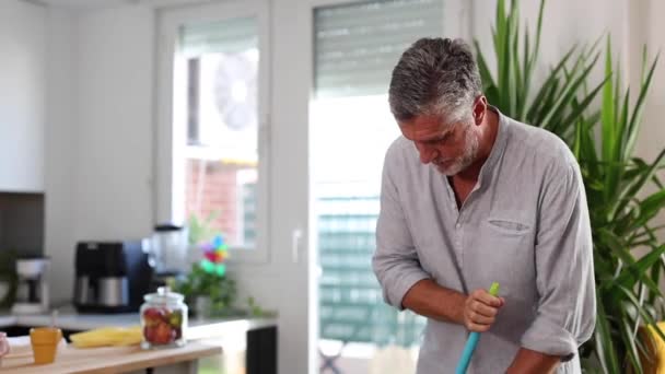 Hombre Mayor Limpieza Interior Casa Con Cepillo Recogedor — Vídeos de Stock