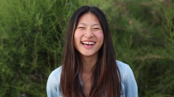 Retrato Una Joven Asiática Sonriendo — Vídeos de Stock