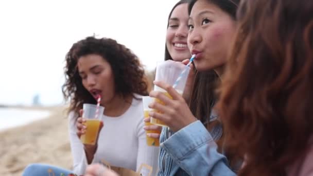 Gruppo Donne Diverse Sulla Spiaggia Bere Bevanda Rinfrescante Divertirsi Ridendo — Video Stock