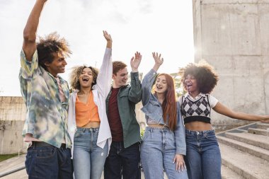 Mutlu arkadaş grupları Z, açık havada mutlu atlama ve kollarını kaldırma - gençlik yaşam tarzı konsepti, öğrenciler -