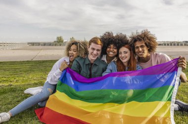 gençlik grubu lgbt gökkuşağı bayrağı portesta çoklu cinsiyet çeşitliliği