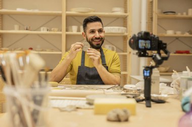 seramik ve zanaat atölyesi çevrimiçi sınıf, akış, vlog genç adam etkileyicisi