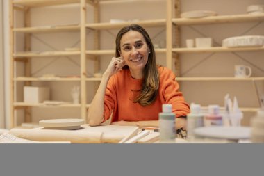 Seramik ve el sanatları atölyesinde olgun kadın portresi