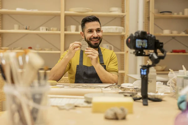 seramik ve zanaat atölyesi çevrimiçi sınıf, akış, vlog genç adam etkileyicisi