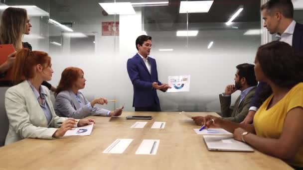 Ofiste Yapılan Çok Irklı Insan Konferansında Yapım Müdürü Görevleri Açıklıyor — Stok video