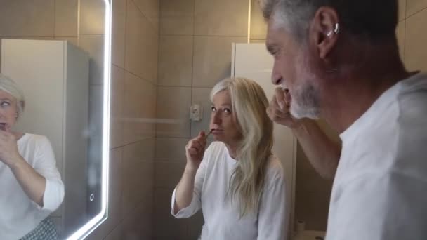 Seniorenpaar Putzt Badezimmer Gemeinsam Die Zähne — Stockvideo