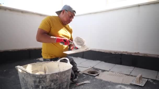 Pracownik Podejmowania Cementu Wiadrze Utwardzania Tarasu — Wideo stockowe