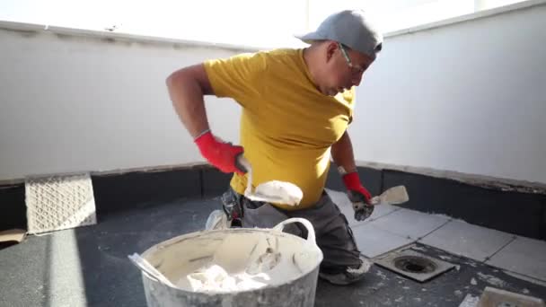 屋根の上の労働者のセメントのタイル — ストック動画