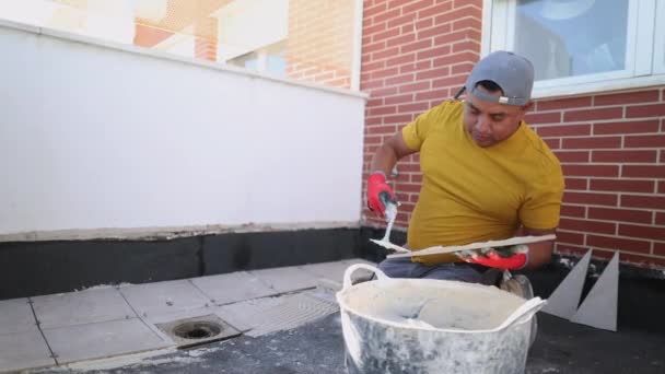 Arbeiter Uniform Montiert Keramikfliesen Auf Dem Balkon Der Baustelle — Stockvideo