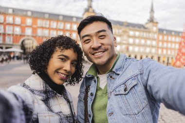 Sevgililer Günü 'nde şehrin tarihi merkezinde çok kültürlü çiftlerin selfie' si.