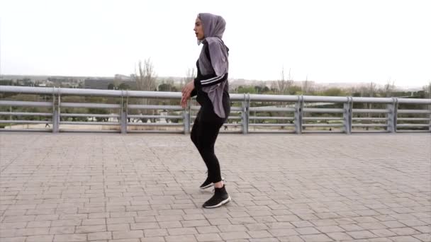 Μουσουλμάνα Γυναίκα Χιτζάμπ Δρομέας Αθλητής Προθέρμανση — Αρχείο Βίντεο